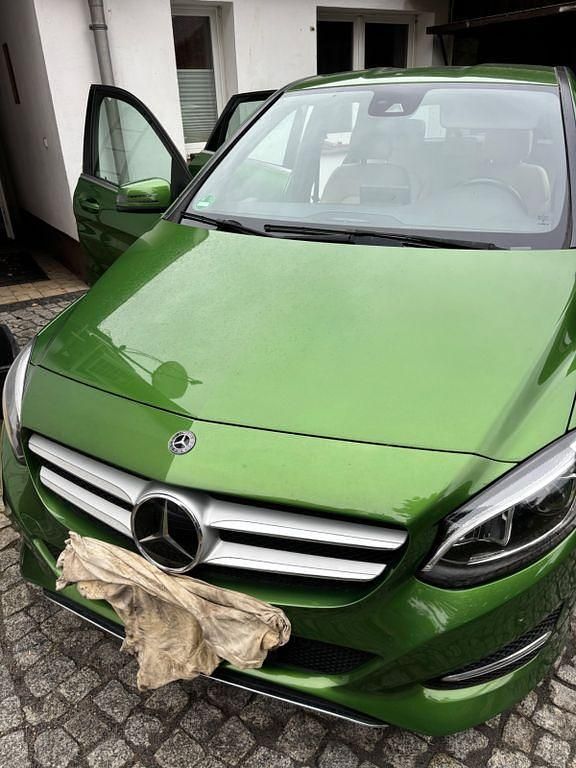 Beige Gebraucht 2017 Mercedes B220 Style Van / Kleinbus | 17.000 € (Fairer Preis) - Bild 1/4