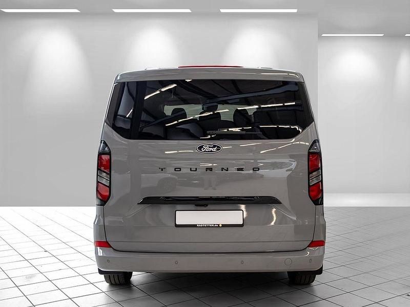 Neu Ford Tourneo Titanium 150 PS (110 kW) 2025 Grau Van / Kleinbus