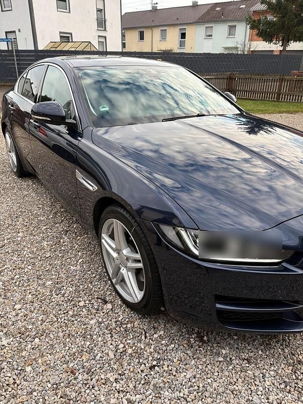 Blau Gebraucht 2016 Jaguar XE Limousine | 17.499 € (Fairer Preis) - Bild 1/4