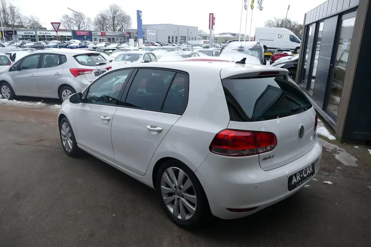 Gebraucht VW Golf VI 105 PS (77 kW) 2011 Weiß Kleinwagen