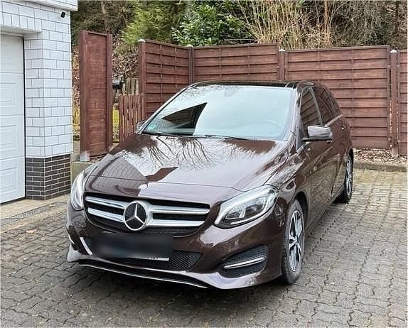 Gebraucht Mercedes B200 AMG line 136 PS (100 kW) 2015 Braun Van / Kleinbus