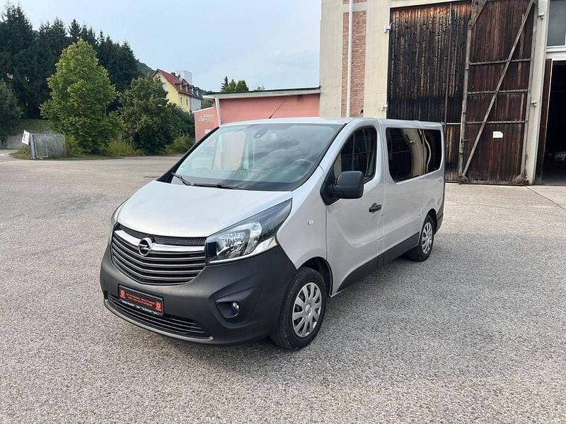 Silber Gebraucht 2015 Opel Vivaro Van | 14.990 € - Bild 1/4