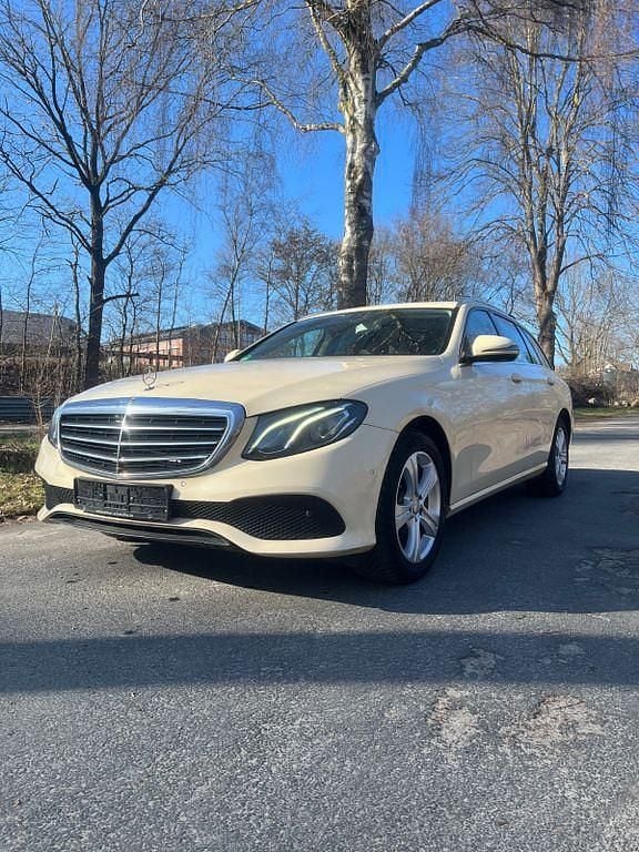 Gebraucht Mercedes E220 194 PS (142 kW) 2017 Beige Limousine