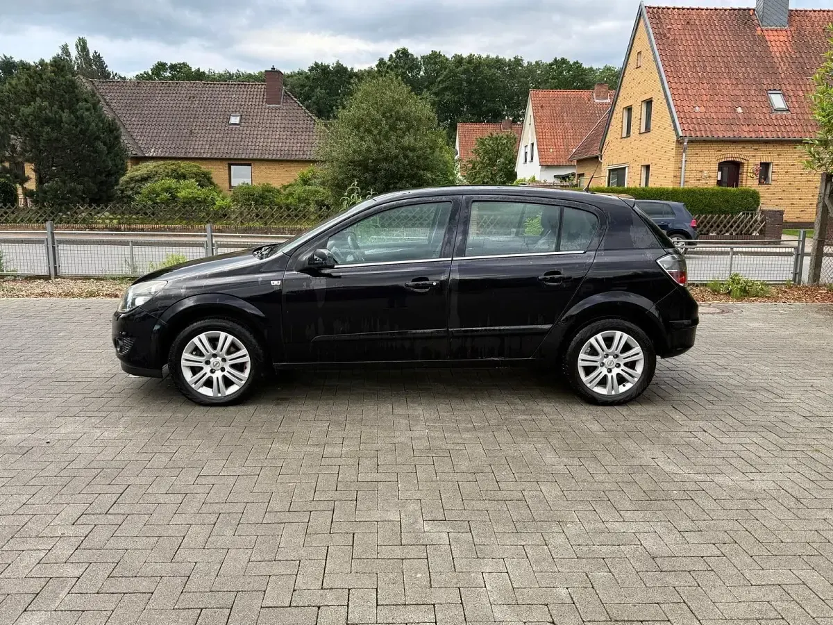Gebraucht Opel Astra 115 PS (84 kW) 2009 Schwarz Limousine