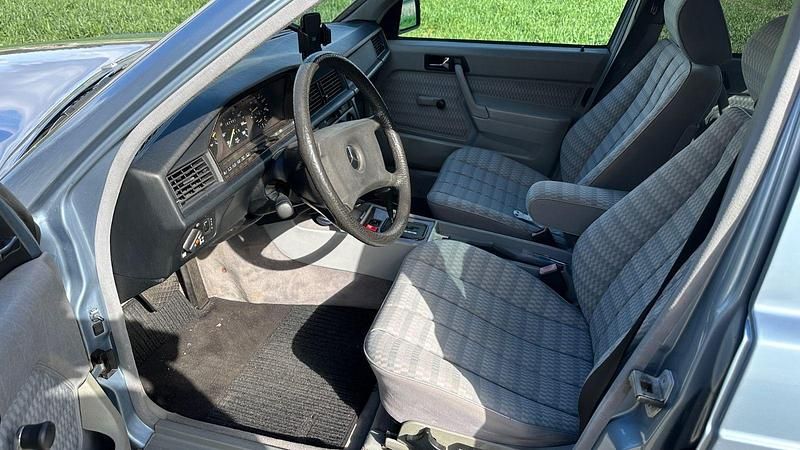 Gebraucht Mercedes 190 94 PS (69 kW) 1989 Blau Limousine