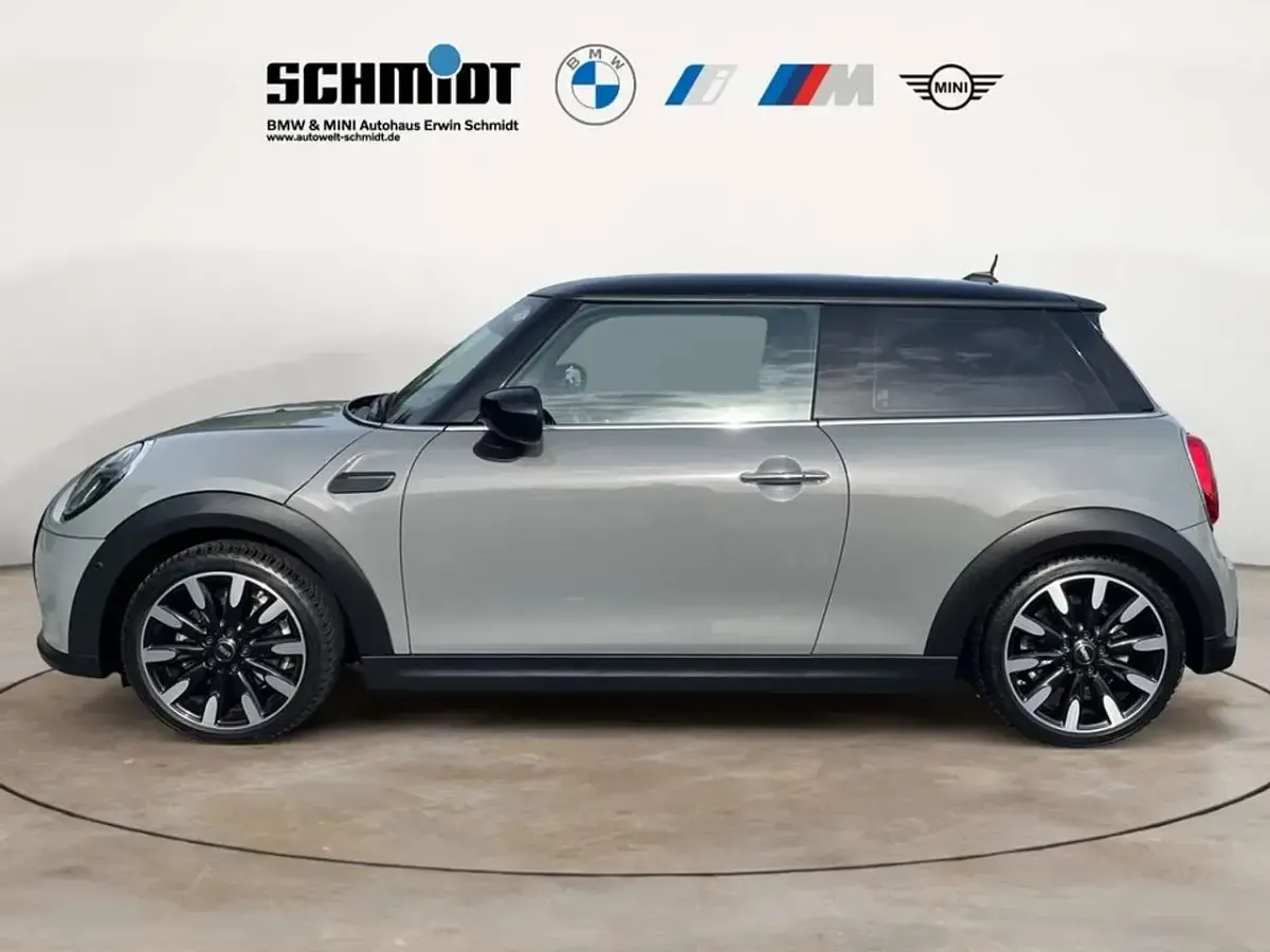 Gebraucht Mini Cooper Classic 136 PS (100 kW) 2021 Moonwalk grey metallic Kleinwagen