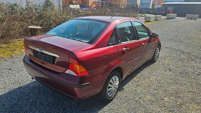 Gebraucht Ford Focus Ghia 116 PS (85 kW) 2003 Rot Limousine