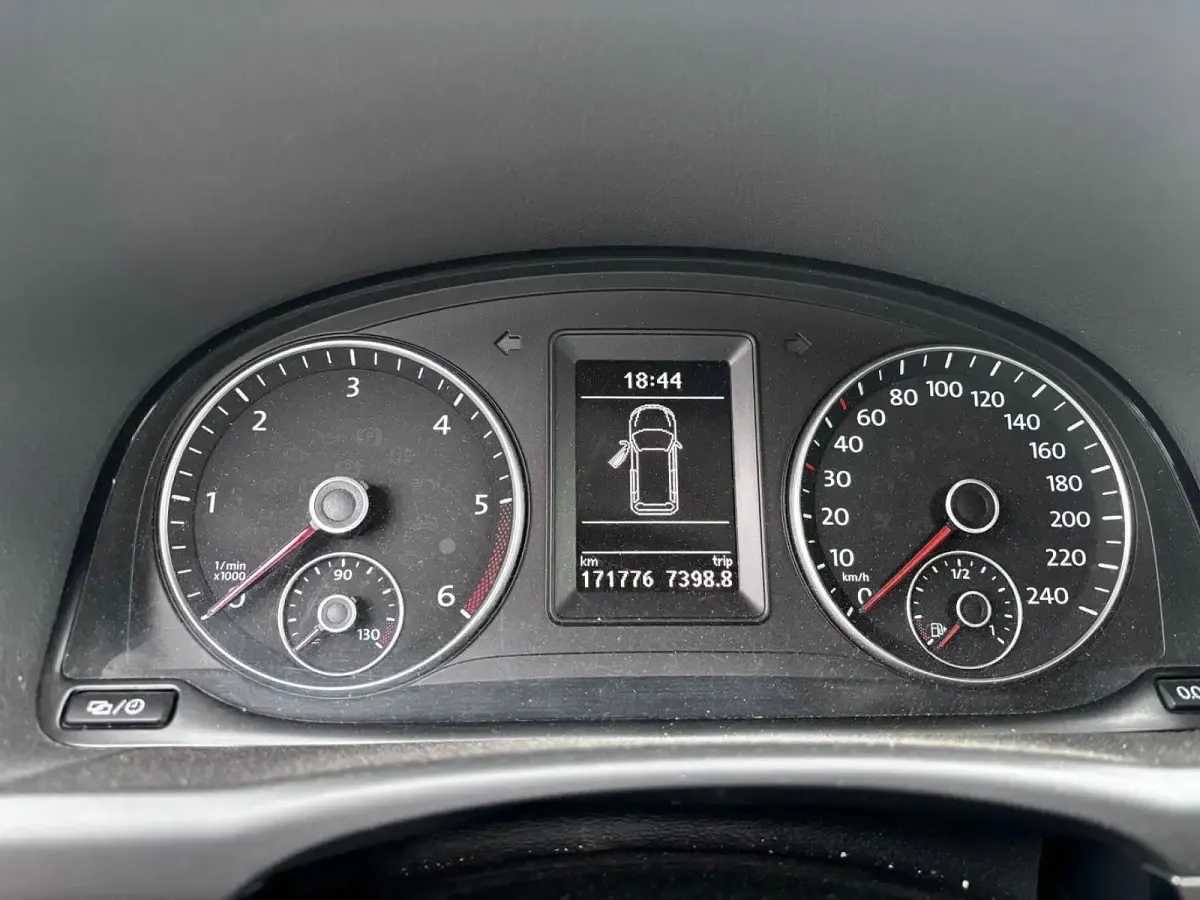 Gebraucht VW Touran Comfortline 105 PS (77 kW) 2012 Silber Van / Kleinbus