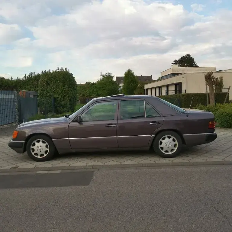 Gebraucht Mercedes E250 126 PS (92 kW) 1992 Violet Limousine