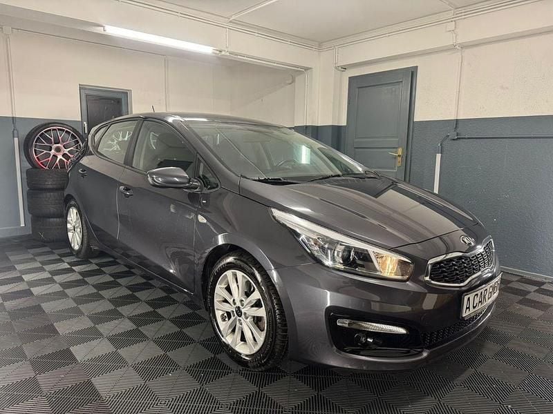 Grau Gebraucht 2017 Kia Ceed Edition 7 Kleinwagen | 8.490 € (Superpreis) - Bild 1/4