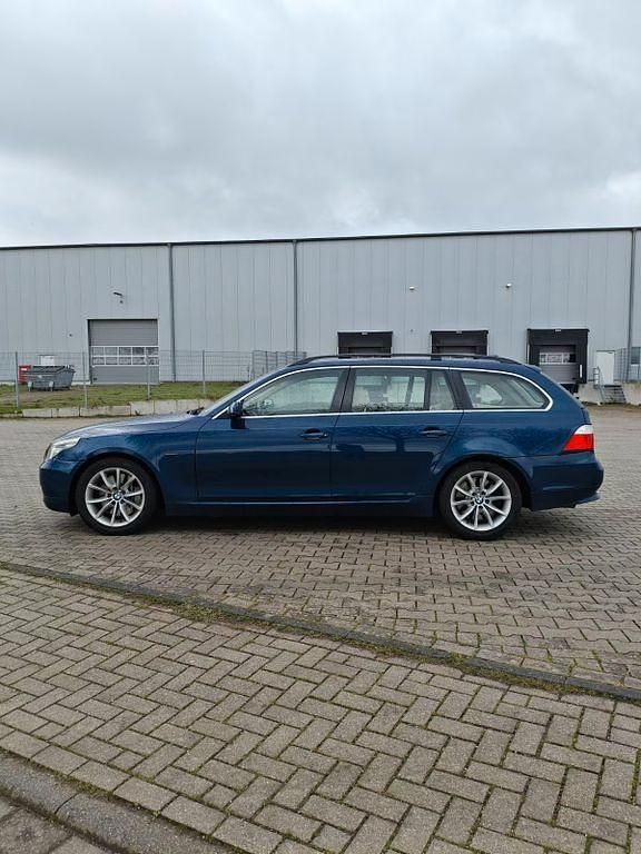 Gebraucht BMW 550 367 PS (269 kW) 2009 Blau Kombi