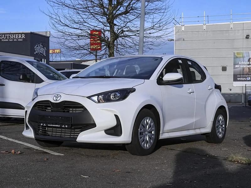 Super white Neu 2025 Toyota Yaris Hybrid Kleinwagen | 22.250 € (Superpreis) - Bild 1/4
