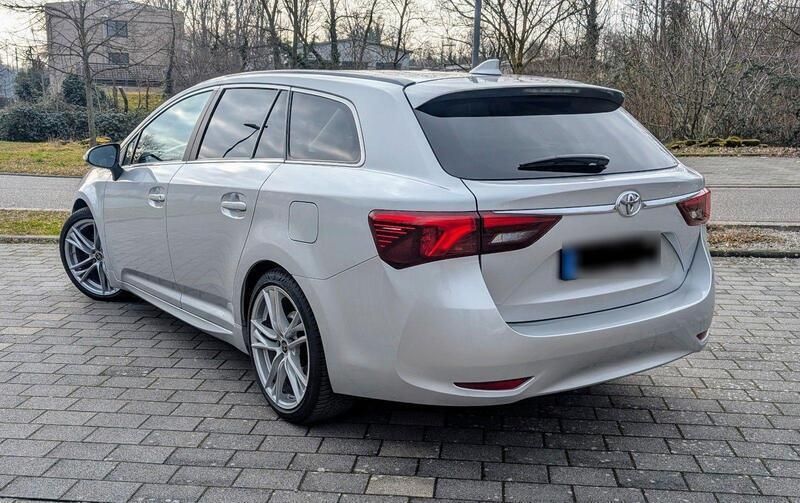 Silber Gebraucht 2018 Toyota Avensis Executive Kombi | 14.700 € (Superpreis) - Bild 1/4