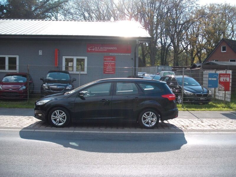 Schwarz Gebraucht 2015 Ford Focus Trend Limousine | 6.300 € (Fairer Preis) - Bild 1/4