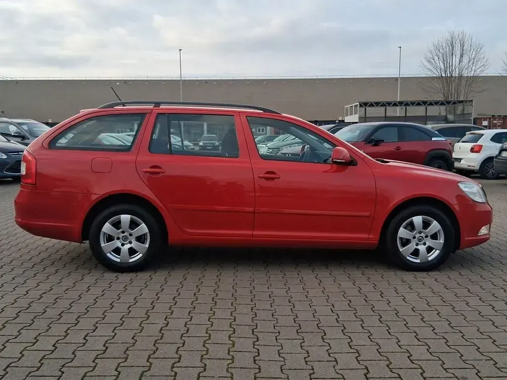 Gebraucht Skoda Octavia Ambition 105 PS (77 kW) 2013 Rot Kombi