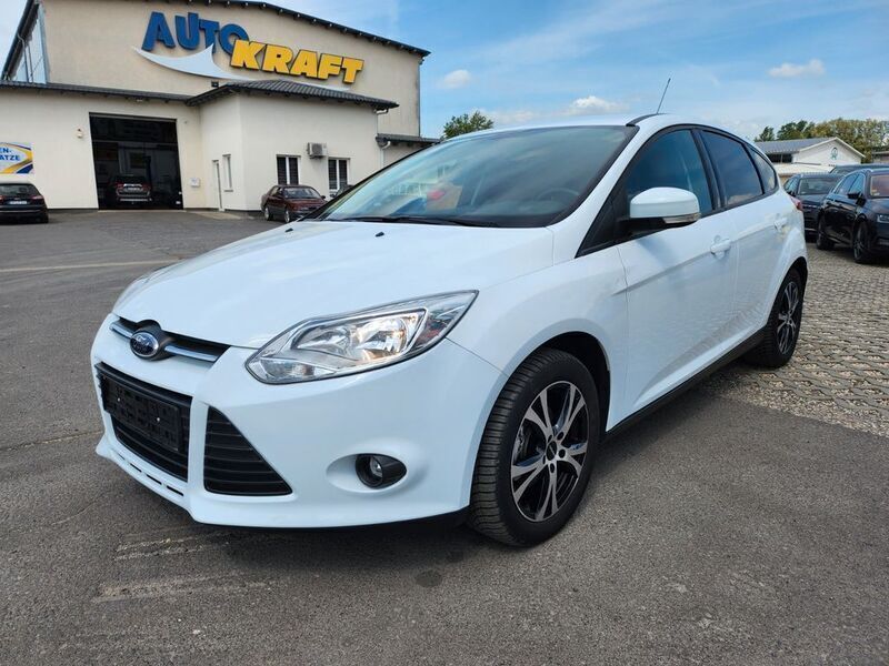 Weiß Gebraucht 2014 Ford Focus Trend Limousine | 6.250 € (Fairer Preis) - Bild 1/4
