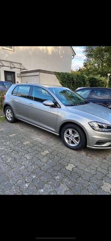 Grau Gebraucht 2017 VW Golf VII Sound Limousine | 9.700 € (Guter Preis) - Bild 1/4
