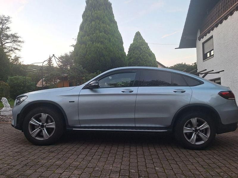 Silber Gebraucht 2021 Mercedes GLC300e Coupé | 43.000 € (Guter Preis) - Bild 1/4