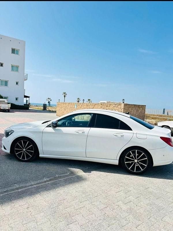 Weiß Gebraucht 2014 Mercedes CLA200 AMG line Coupé | 15.000 € (Fairer Preis) - Bild 1/4