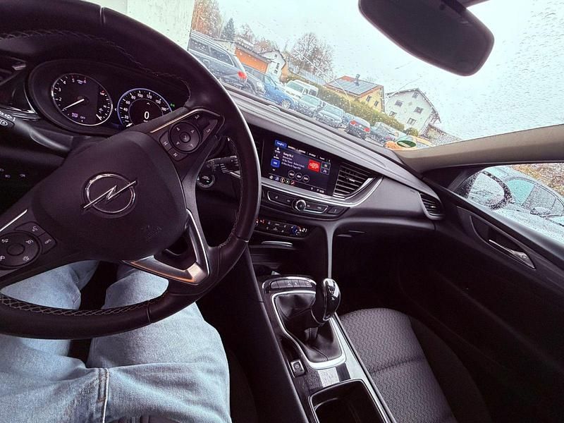 Usado Opel Insignia 170 HP (125 kW) 2019 Cinzento Sedan