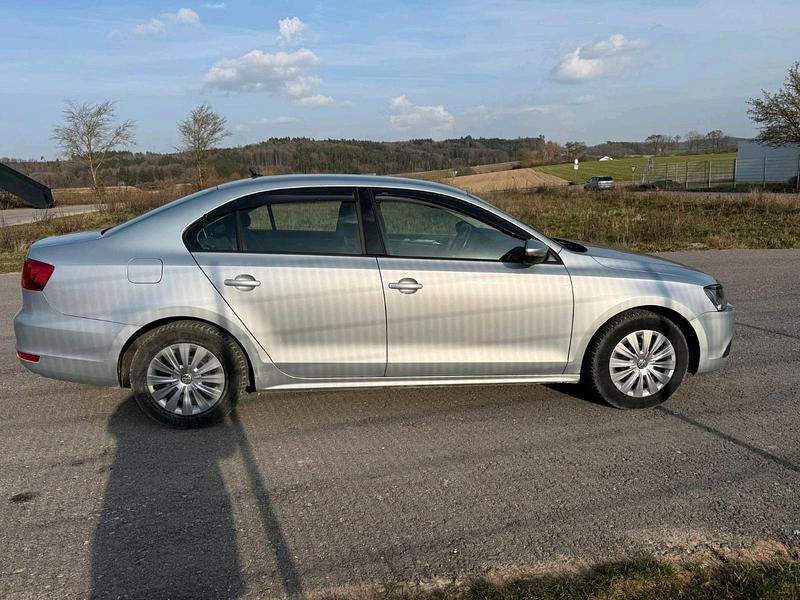 Gebraucht VW Jetta 105 PS (77 kW) 2011 Silber Limousine