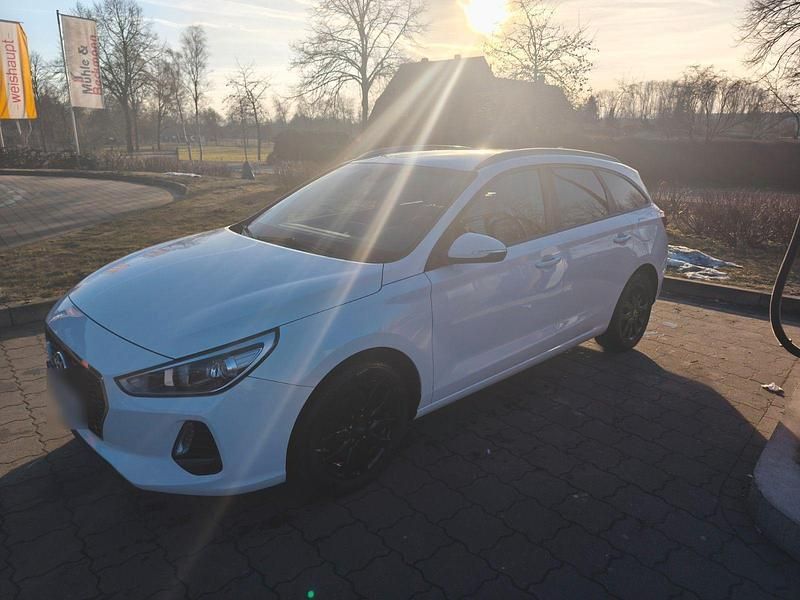 Gebraucht Hyundai i30 Select 110 PS (80 kW) 2017 Weiß Kombi