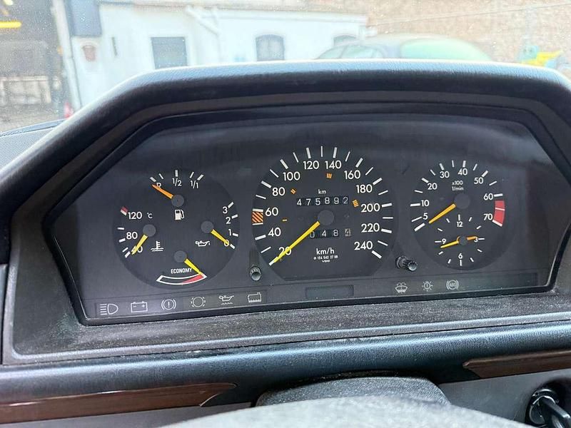 Gebraucht Mercedes E300 179 PS (131 kW) 1989 Grau Kombi