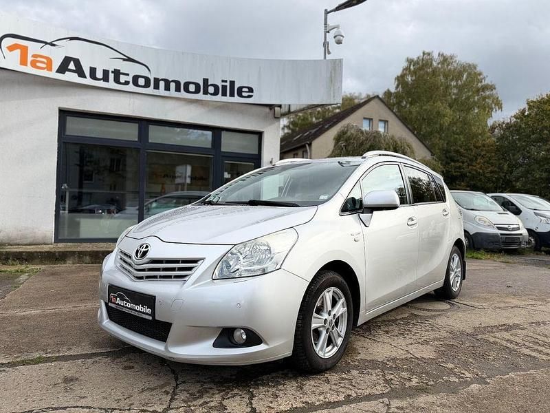 Silber Gebraucht 2010 Toyota Verso Executive Van / Kleinbus | 11.444 € (Etwas zu teuer) - Bild 1/4
