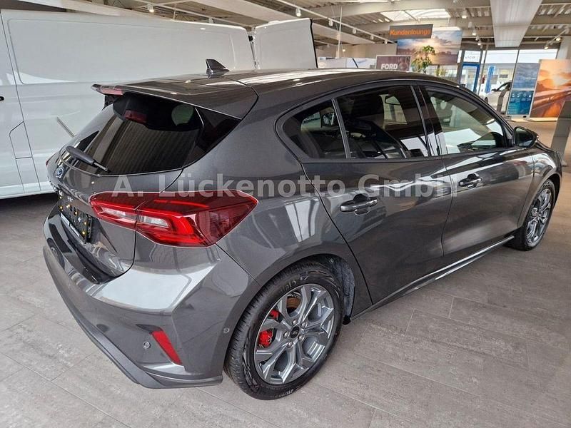 Neu Ford Focus ST-Line 125 PS (91 kW) 2026 Grau Limousine
