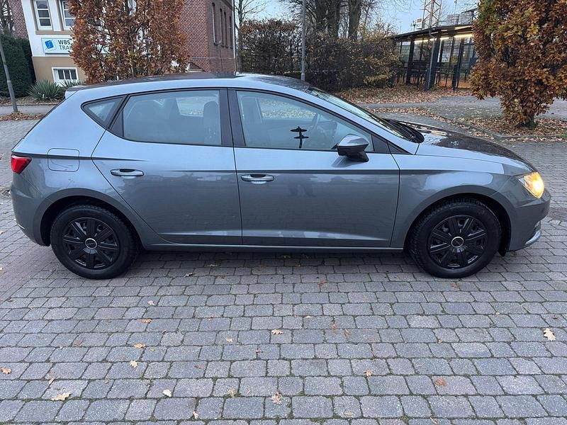 Grau Gebraucht 2017 Seat Leon Style Limousine | 11.200 € (Fairer Preis) - Bild 1/4