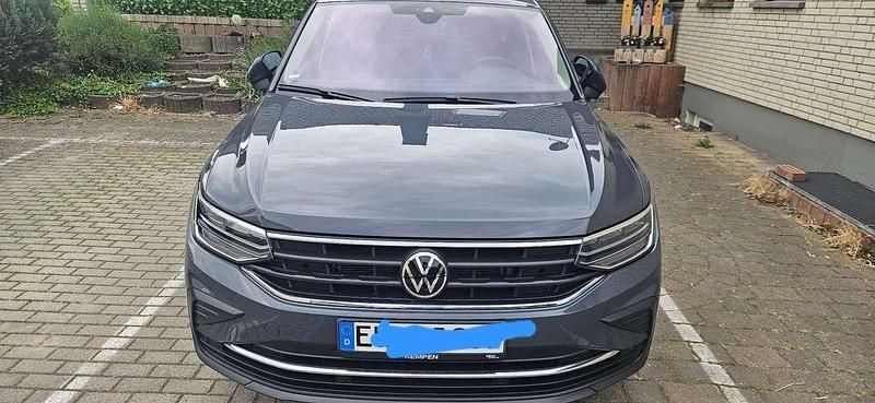 Grau Gebraucht 2022 VW Tiguan Active SUV | 25.250 € (Guter Preis) - Bild 1/4
