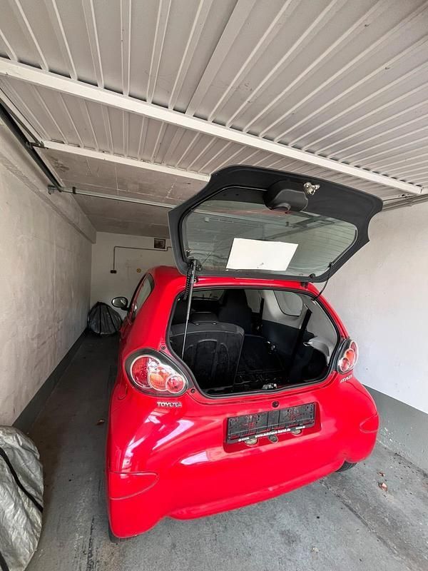 Rot Gebraucht 2009 Toyota Aygo Kleinwagen | 2.000 € (Guter Preis) - Bild 1/4