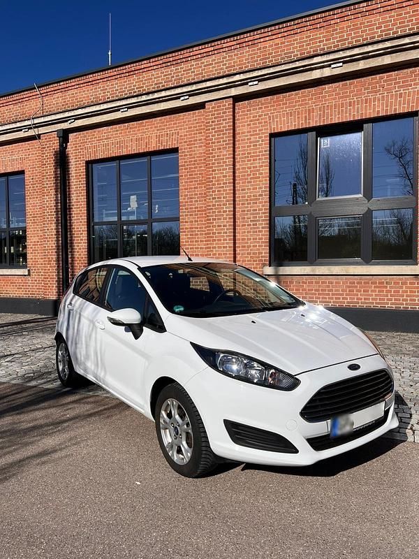 Gebraucht Ford Fiesta 80 PS (58 kW) 2013 Weiß Kleinwagen