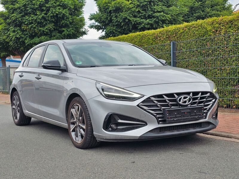 Grau Gebraucht 2021 Hyundai i30 Edition 30+ Limousine | 11.800 € - Bild 1/4