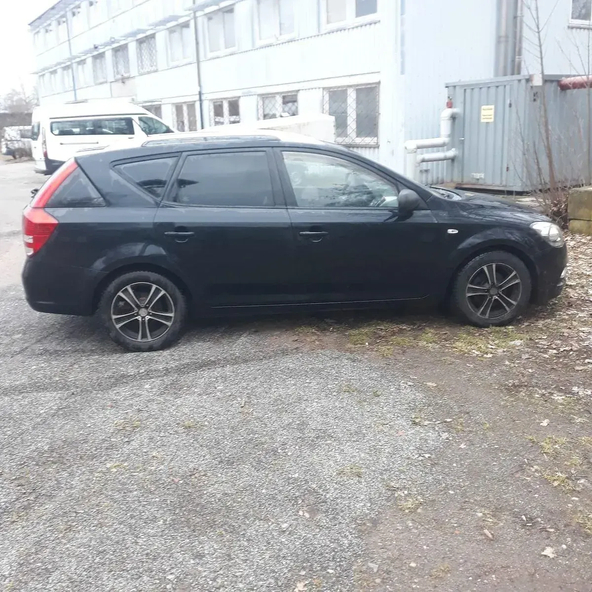 Usado Kia Ceed 90 CV (66 kW) 2011 Negro Utilitario