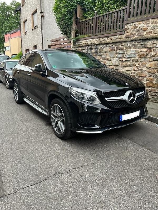 Schwarz Gebraucht 2016 Mercedes GLE350 AMG line SUV | 38.950 € - Bild 1/3