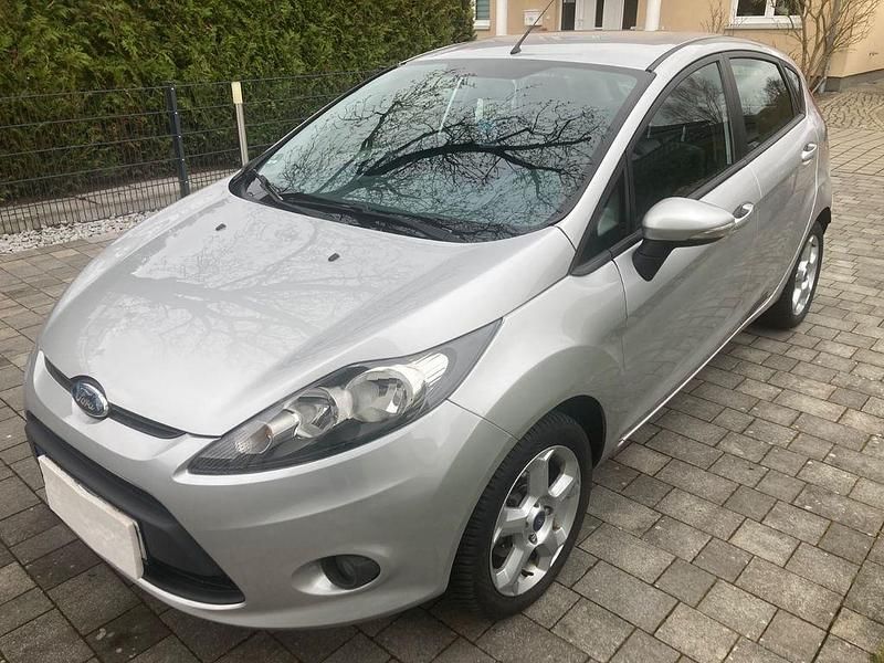 Gebraucht Ford Fiesta Trend 82 PS (60 kW) 2009 Silber Kleinwagen