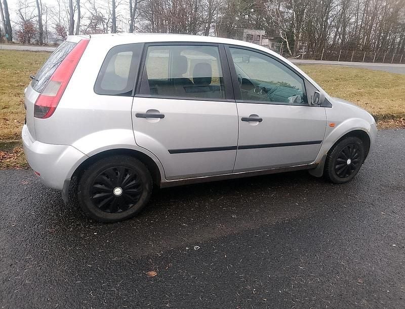 Używany Ford Fiesta 90 KM (66 kW) 2004 Srebrny Hatchback