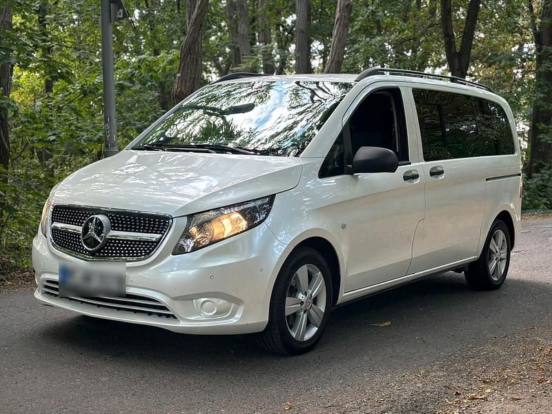 Weiß Gebraucht 2019 Mercedes V220 Van / Kleinbus | 25.800 € - Bild 1/4