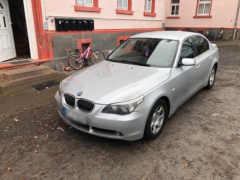 Gebraucht BMW 523 177 PS (130 kW) 2006 Silber Limousine