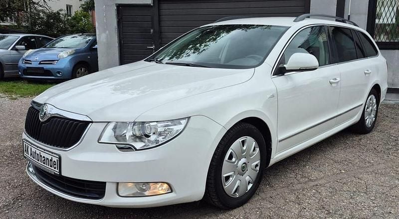 Weiß Gebraucht 2011 Skoda Superb Family Kombi | 5.990 € (Superpreis) - Bild 1/4