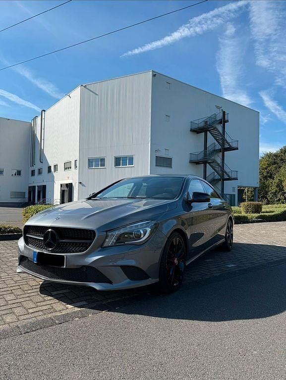 Grau Gebraucht 2015 Mercedes CLA180 Urban Limousine | 15.000 € (Guter Preis) - Bild 1/4