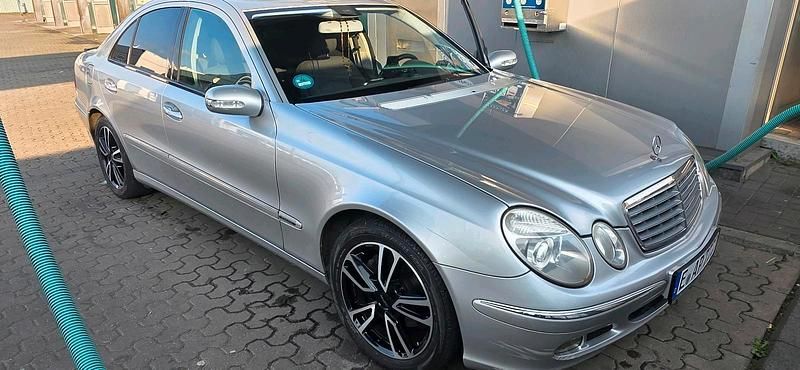 Silber Gebraucht 2025 Mercedes E240 Limousine | 3.200 € - Bild 1/4