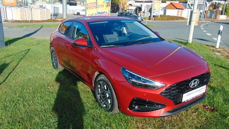 Neu Hyundai i30 101 PS (74 kW) 2025 Rot Limousine