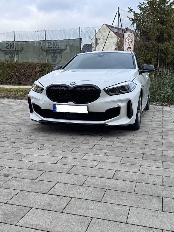 Weiß Gebraucht 2020 BMW M135 Performance Kleinwagen | 28.990 € (Fairer Preis) - Bild 1/4