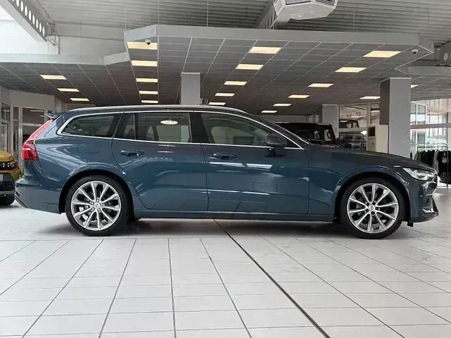 Gebraucht Volvo V60 Momentum 190 PS (139 kW) 2018 Blau Kombi