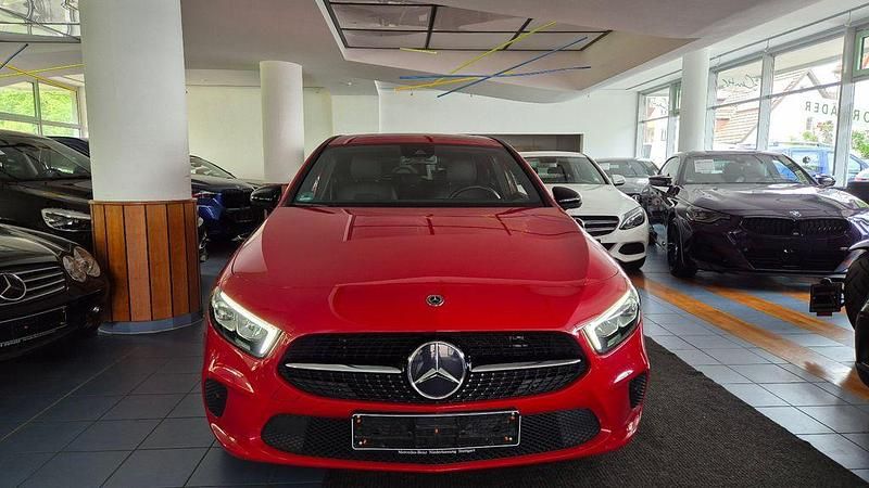 Gebraucht Mercedes A200 Night 150 PS (110 kW) 2019 Rot Limousine