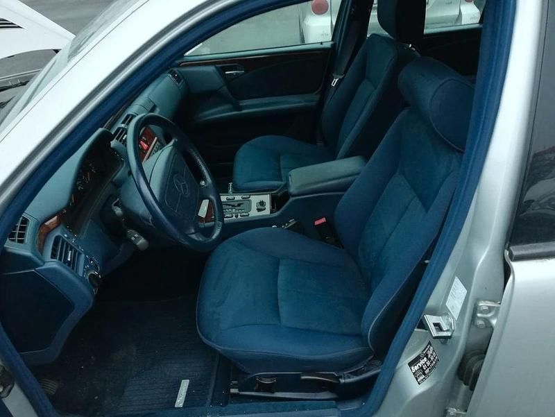 Gebraucht Mercedes E280 Elegance 204 PS (150 kW) 1997 Grau Van / Kleinbus