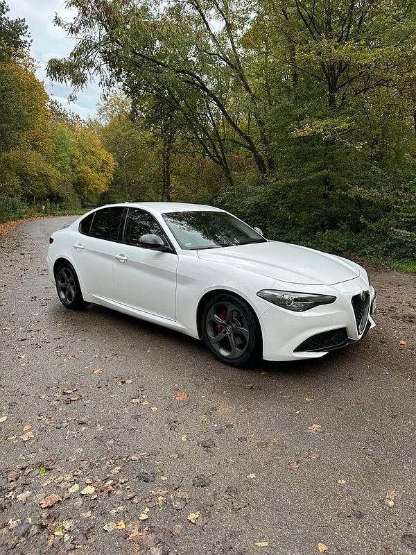 Weiß Gebraucht 2017 Alfa Romeo Giulia Limousine | 16.800 € (Fairer Preis) - Bild 1/4