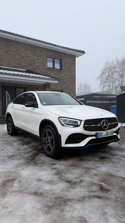 Gebraucht Mercedes GLC300e 333 PS (244 kW) 2024 Weiß Coupé